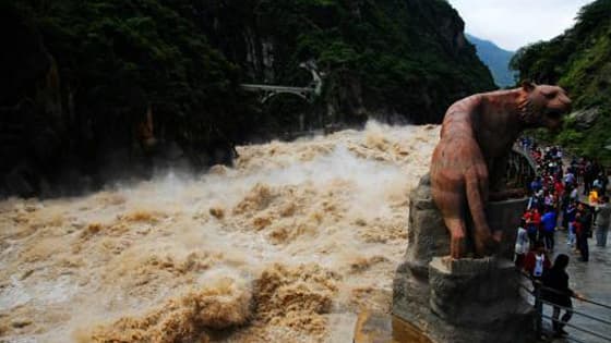 Jinsha River in the upper reaches of Yangtze River in China，Tiger Leaping Gorge，Collapse and fall, s