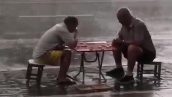 Two guys who are addicted to playing chess!Heavy rain is still playing chess seriously.