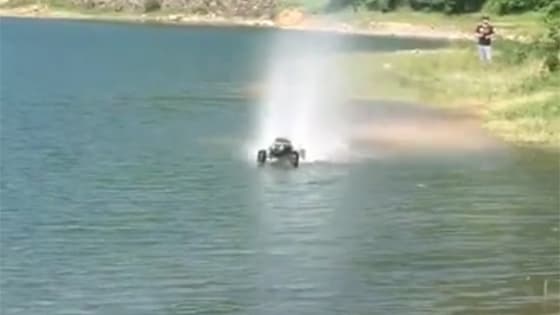 Remote control cars that float on the lake!It's really interesting.