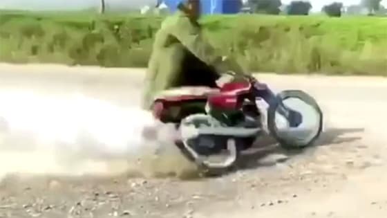 After the accident, the motorcycle couldn't stop!At last it went into the grass！