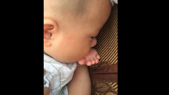 The baby loves to lick her feet!That's lovely