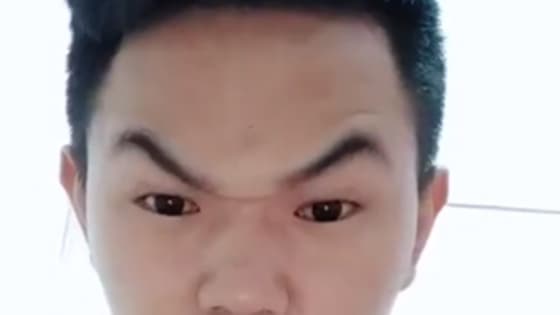 Amazing eyebrow dance! What a funny look with the eyebrows！