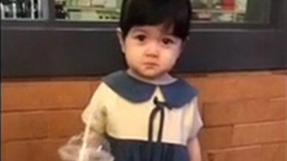 The little girl was angry and reacted after being fed milk tea.
