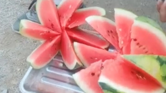 Selling melon hawkers' cuts, skillful operations are daunting