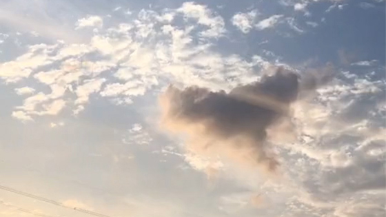A heart-shaped cloud that a netizen saw while riding the train!！