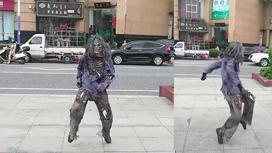 A zombie imitated Michael Jackson on the street !!!