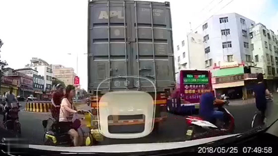 The electric car ran through the red light, and the family crashed.