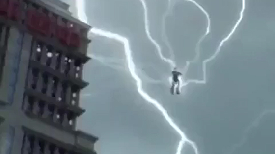 A man actually appeared in the thunder sky.
