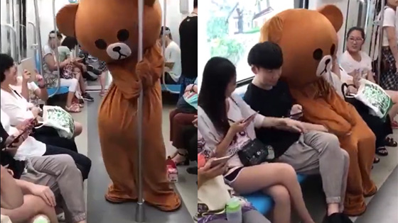 A big teddy bear actually appeared on the subway.