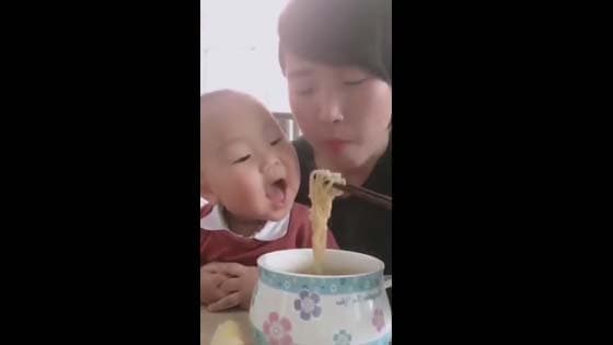 Careless mother is busy eating noodles, the side of the children's expression bright!