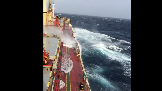 60 thousand tons of ships sailing in the strong wind.