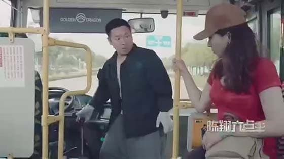 Bus driver and beautiful passenger's dialogue, scared off a car person!