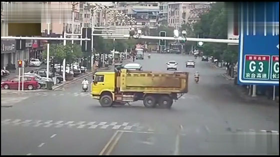 The big truck turned 360° just because one person did it.