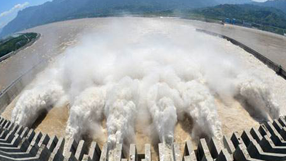 Very shocking scene, the moment of the Three Gorges sluice.