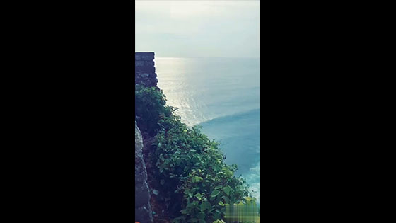  There are countless visitors to Bali's Lover's Cliff.