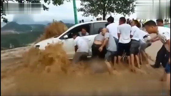  The sudden flood washed away two women and daughters, but fortunately a white car blocked the flood