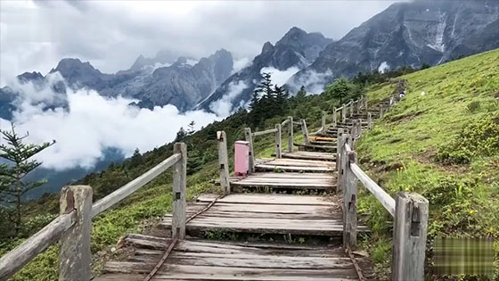  How would you feel walking along such a path and watching the clouds around the mountains in the di