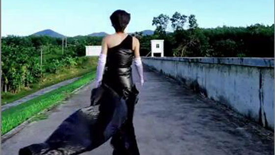 This man turned waste into treasure to do fashion show, every piece is very beautiful!