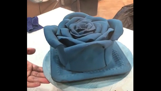  Have you ever seen such a big blue demon cake?
