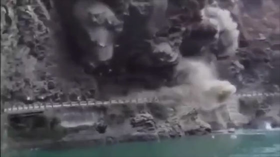  The rockfall, which is comparable to the TNT bomb, is so frightening.