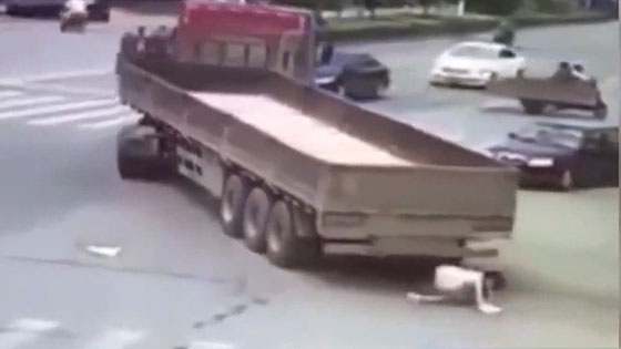 A woman who escaped from the bottom of a big truck was really worrying and amazed.