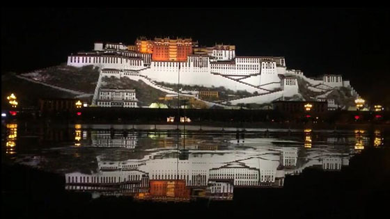 The Potala Palace reflected in the water is as beautiful as a mirror.