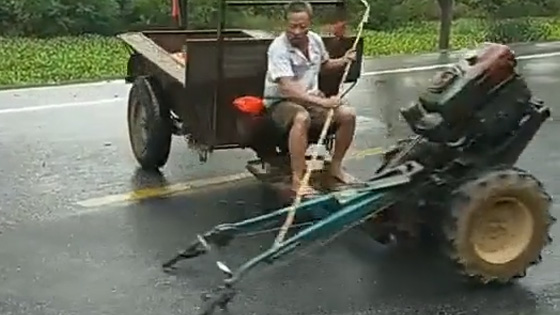 Have you seen this kind of tractor? When the steering wheel is misplaced, the result is very tragic.