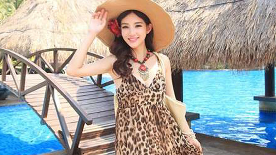 Cool summer collocation, dress matching straw hat is particularly   beautiful, feel useful for colle