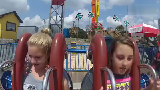 The two girls went to the Amusement Park to challenge themselves.