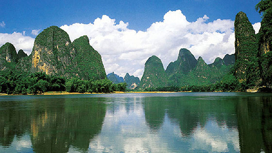  The scenery of Lijiang River has the reputation of "four wins", such as mountain green, w