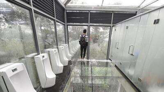 China's shyness toilets, men's toilets are separated by a mirror.