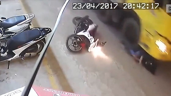 A motorcycle driver sent himself to the bottom of the truck at his own speed.