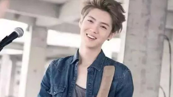 Lu Han took cold photos at night, and fans replied that he was handsome.
