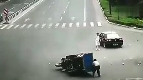 An accident happened at the crossroads. The three wheeled motorcycle crashed like a devil.
