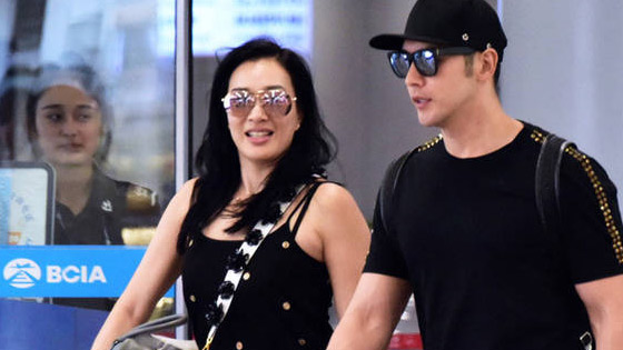 Christy Chung's family showed up at the airport. Christy Chung's daughter was dressed up f