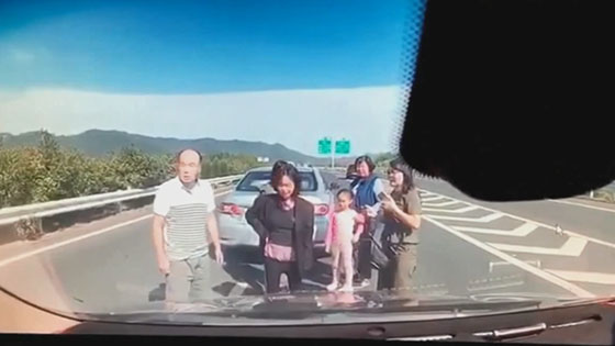 On the high speed road, two cars stopped, and the owners quarrelled, and the result was sad.