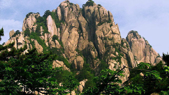  Mount Huangshan, formerly known as "Shan Shan", is famous for its dark green peak.