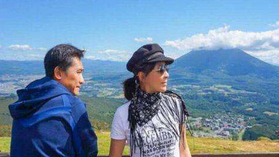 Tony Leung and Carina Lau climbed the mountain, the couple loved the sun, but they accidentally reve