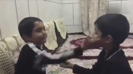 Two children playing slap games and the situation changed with the beating.