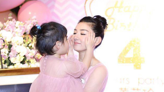 Huang Yi's daughter wore a parent-child dress together to participate in the show.