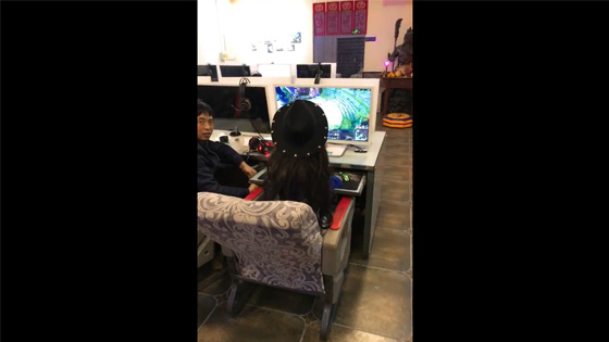 There is a beautiful girl in cyber cafe,and she is playing games.