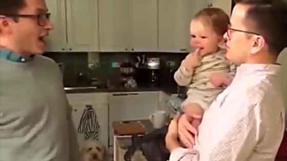 The babe saw two identical twin dads,and the reaction made Dad laugh and blow up！