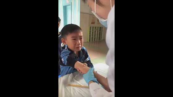 A crying boy pretends to be strong when phlebotomize, it is really funny!