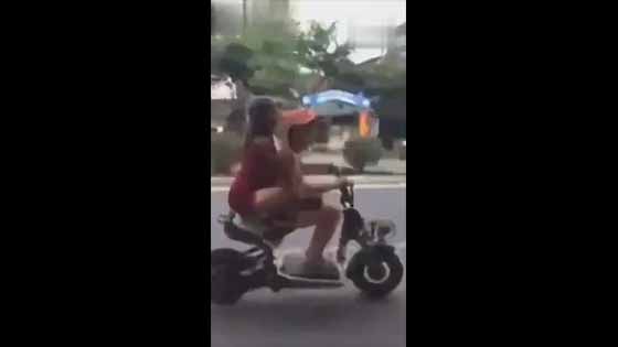 Not a kind smile! Beauty riding an electric car juggling was badly broken