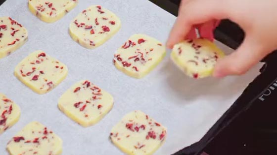 The family practice of cranberry biscuits is simple, crisp and delicious, and   adults and children 