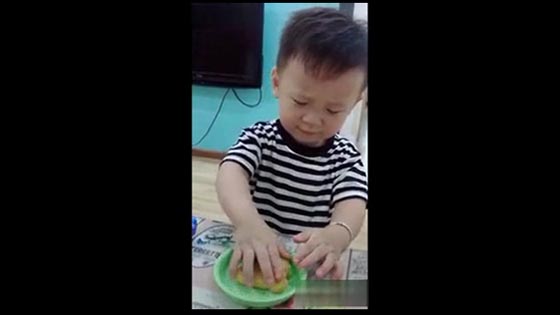 Hilarious video 16 Cute kids say something funny when eating pig-shaped biscuits
