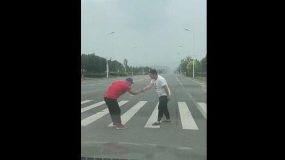 Courtesy call video: Two extremely polite people met in the road and their behavior made people laug