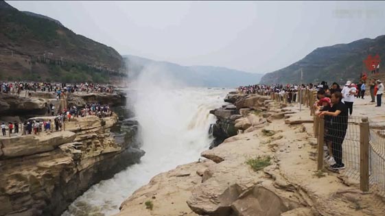 Hukou Waterfall in the Yellow River: Have you seen a waterfall with such a yellow color?