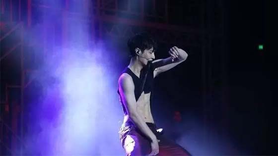 A big favorite of the little sheep Lay Zhang Yixing, undressing at the concert