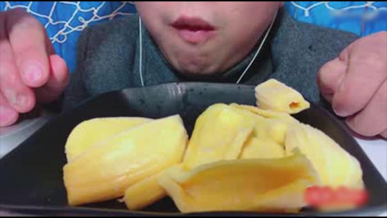 Eat frozen jackfruit and listen to the sound of crunchy rustling!